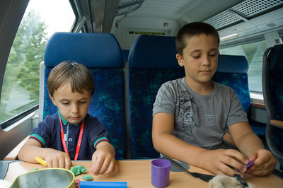 Davide e Filippo giocano in treno