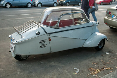 Strana auto per le vie di Berlino