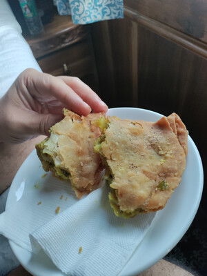 Samosa appena fatti come spuntino in cabina